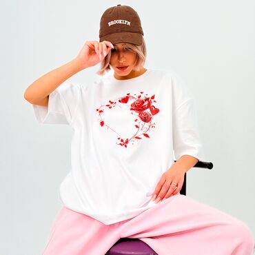 Женская футболка оверсайз с принтом «Цветы, Розы и Сердце» — стильная