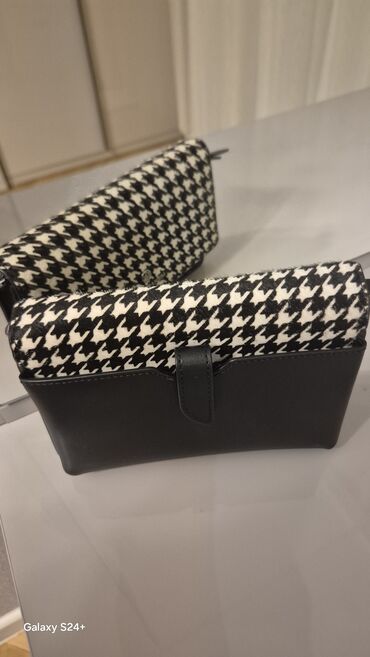 Portmone, pulqabıları: Michael Kors brendinə məxsus qazayağı naxışlı pulqabı. Qara və ağ
