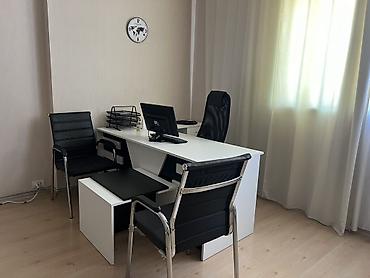 Ofis mebeli: Elektronikadan basqa geri qalanlar satışda toplu şəkildə/ alan adam — 1