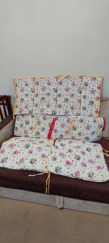 Детские односпальные кровати: Продается детская кроватка с рождения и до 7 лет. Регулируется высота — 13