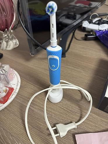 Oral-B Braun elektrik diş fırçası (mavi-ağ rəng). Ustunde hediye dis