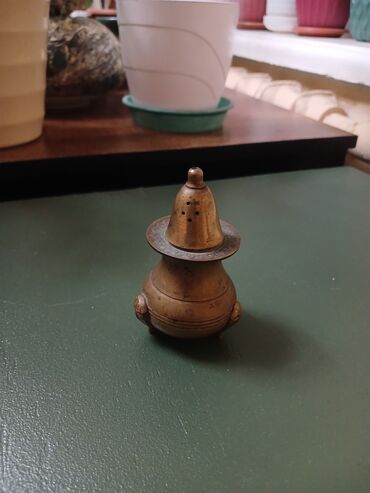 прикатен крем дар точикистон: Бронзовая солонка/ перечница. отдам за 3 бутылки молока весёлый