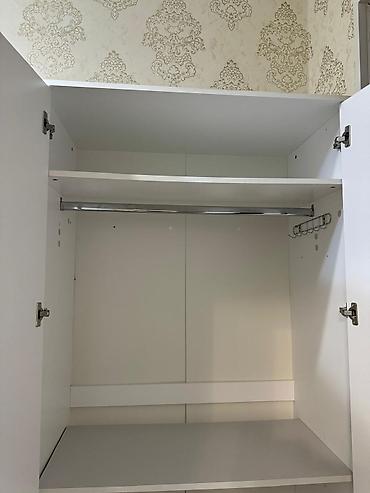 bala ordek: Ağ rəngli iki qapılı paltar dolabı - Minimalist dizayn, düz səthlər — 4