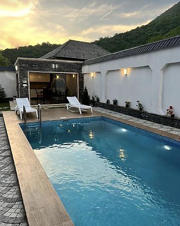 Bağ evlərinin kirayəsi: Dağ menzereli İsti hovuzlu A-frame ev Evin heyetinde ayrica bisetka — 2