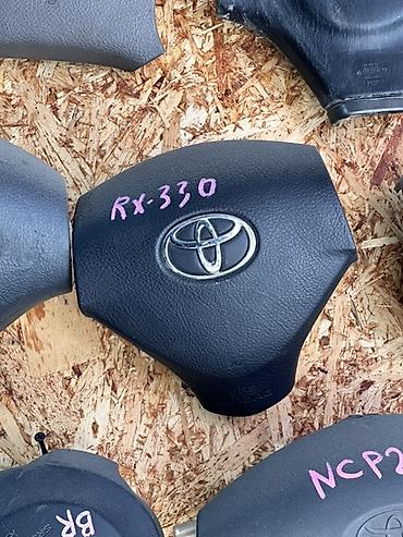 Подушка безопасности (модуль airbag) в центр рулевого колеса. -