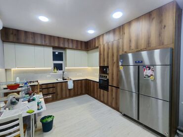 Кухонные шкафы: Современный кухонный гарнитур в серо-белых тонах. Состоит из навесных — 7