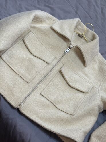 длинное трикотажное платье с капюшоном: Укороченная шерстяная куртка RE, размер XL б/у - Цвет