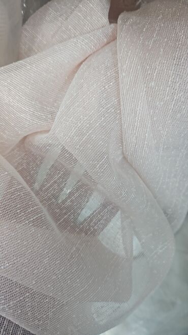 Pərdə və tüllər: Ağ, şəffaf tül pərdə, otağa zəriflik və işıq qatır. Yüngül toxuması — 12