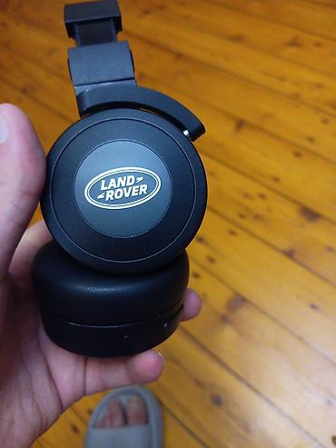 Qulaqcıqlar: Land Rover brendli simsiz on-ear qulaqcıq Xüsusiyyətlər: - Bluetooth — 1