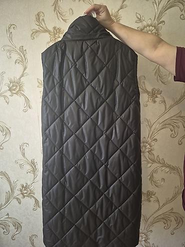 cins qadin jiletləri: Qadınlar üçün uzun, qara rəngli, kapüşonlu, qolsuz jilet. - Model — 2
