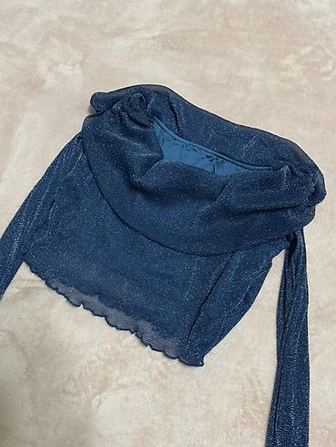 Qadın geyimləri: Şimşək effektli tünd mavi bluz - Model: off-shoulder (çiyinüstü) — 2