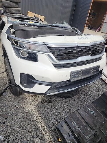 Передняя часть автомобиля Kia SELTOS (эмблема нового образца)