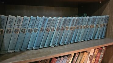 kitab rəf: Balzakın əsərlərinin 24 cilddən ibarət tam kolleksiyası. Kitablar