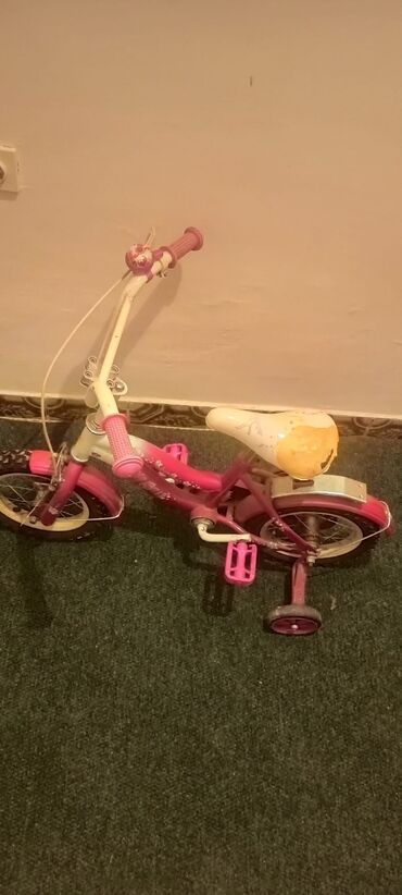 Bicikla za devojcice u ispravnom stanju stoji neko vreme suvisna je