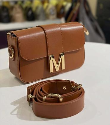 Torbe: Ženska crossbody torba sa metalnim slovom “M” - Model: pravougla — 6