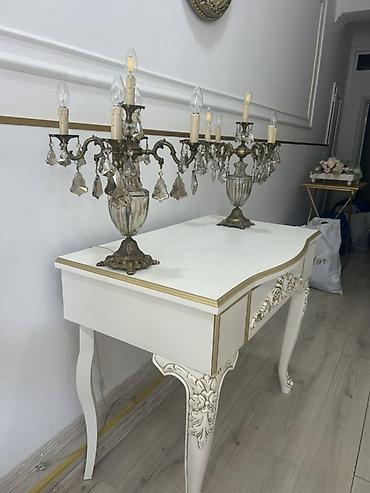 şamdan al: Klassik dizaynlı konsol/masa - Rəng: Südlü-ağ, qızılı haşiyələr və — 2