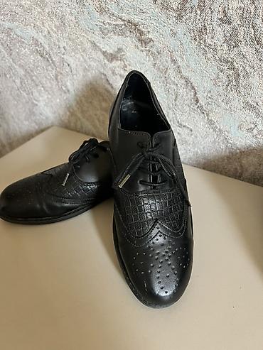 Ayaqqabılar: Qara rəngli klassik bağlamalı ayaqqabı - Stil: Broq üslubunda, ucluq — 1