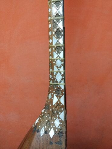 Saz: Saz. Qədimi. 1948 -ci il. Əl işi. Üstü təbii sədəflə işlənib. Bəzi — 9