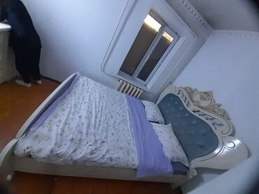 Двуспальные кровати: Кровать в классическом стиле с декоративным изголовьем и изножьем — 6