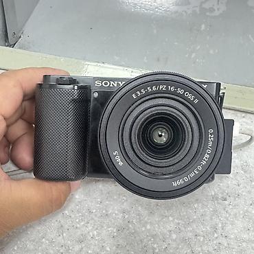 sony a: Sony ZV-E10 + объектив Sony E PZ 16–50mm F3.5–5.6 OSS. В комплекте — 3
