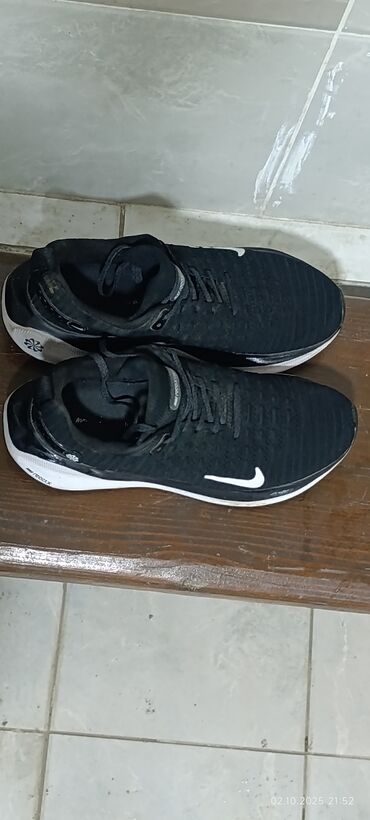 горячий перец для похудения: Легкие беговые кроссовки Nike (черный цвет с белым логотипом). -