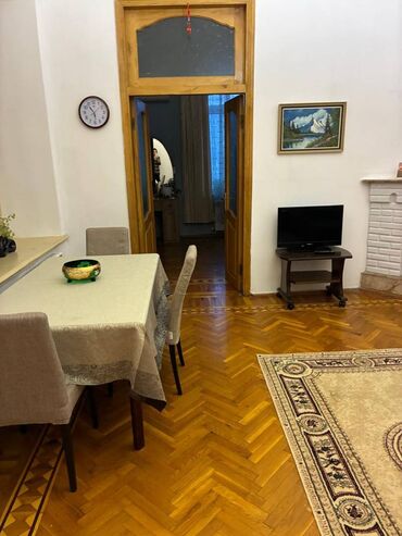 снять квартиру в баку на разина: 28 May metrosu, 28 Mall-un yaxınlığında, köhnə tikili, 2 mərtəbəli