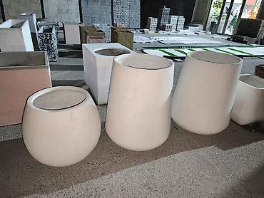 Məhsul: Dekorativ ağ bağ-qazon çiçək qabları (beton/daş kompozit)