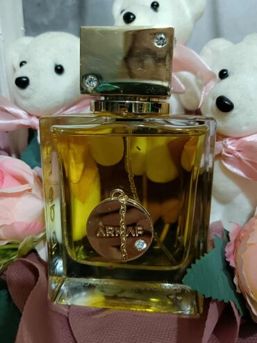 Parfemi: Crna bočica parfema Versace Crystal Noir sa fasetiranim čepom u obliku — 5