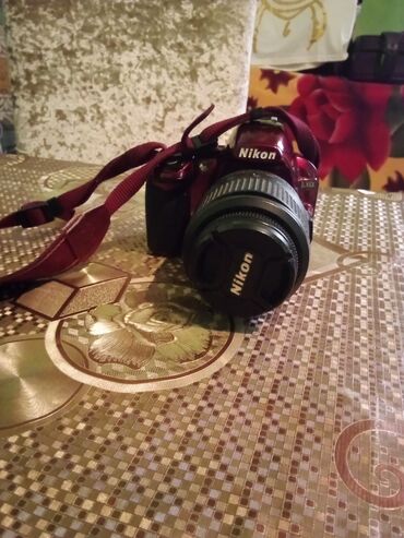 Haima: Nikon DSLR fotoaparat - Marka/model: Nikon (qırmızı bədən rəngi) -