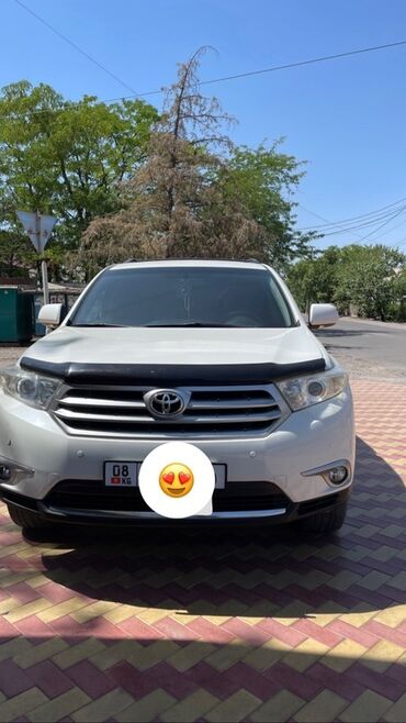 дом на обмен: Toyota Highlander, белый кузов, 7-местный кроссовер. Основные