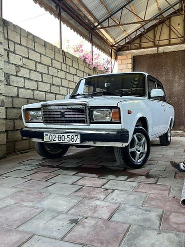 фольксваген поло л с: VAZ 2107, ağ rəng, sedan kuzov. Xüsusiyyətlər: - Rəsmi 4 qapılı — 4