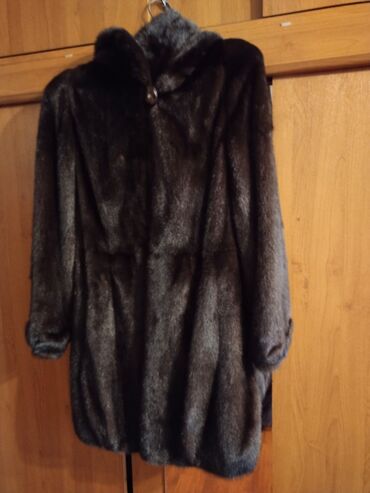 Kürklər: Şuba. Təmiz norkadir. Qiymətdə razılaşmaq da olar. Papagi ve cibleride — 2