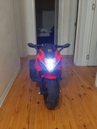 uşaq üçün motor: Uşaqlar üçün qırmızı rəngdə elektrik motosiklet. Bu model üç təkərli