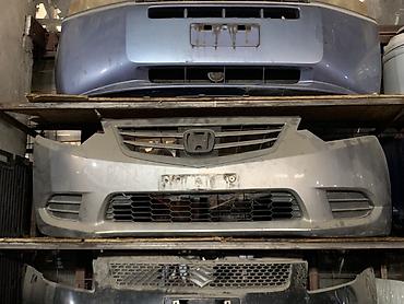 Передний бампер Honda с решёткой радиатора и местами под