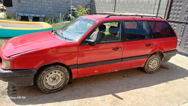 коробка пассат б4: Красный универсал Volkswagen Passat B3, оснащенный багажником на