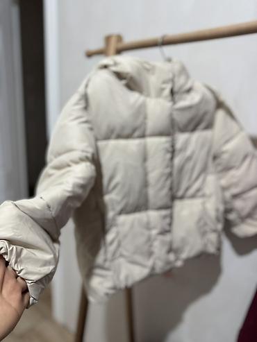 Короткий пуховик ZARA, молочный/кремовый цвет. Размер на 6-7 лет -
