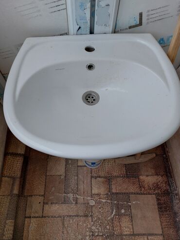 Другая сантехника: Postamentli ağ keramik lavabo. Lavabonun oval forması və inteqrasiya