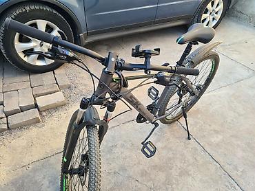 Горные велосипеды: Горный велосипед с рамой темно-серого цвета, оборудованный передними и — 3