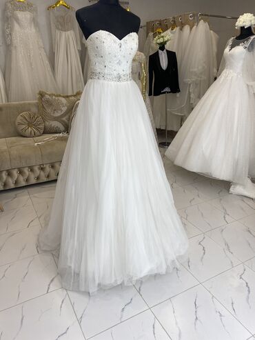 свадебное платья: Шикарная платье со шлейфом можно одевать с кольцом или без размер 44р