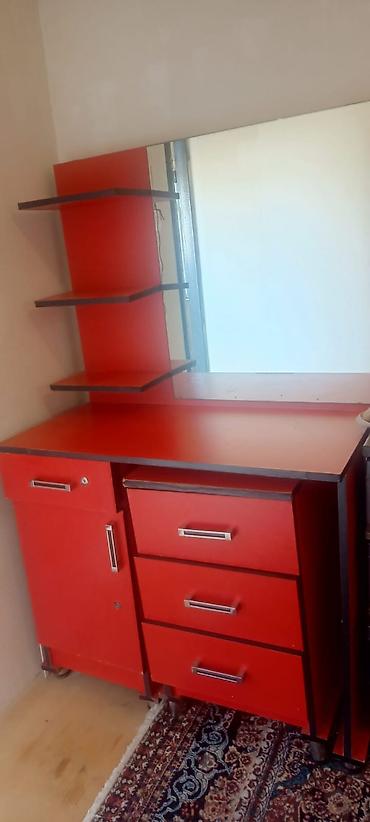 2 ci el guzgu: Qırmızı kosmetik masa və güzgü dəsti - Material: laminat/MDF tipli — 1