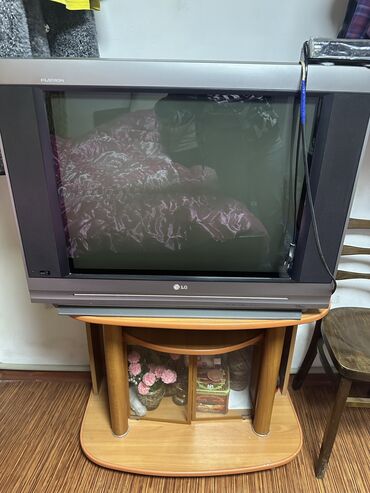 телевизор арзан: Продаю телевизор LG 2007 года, большой, в комплекте ресевер. Не