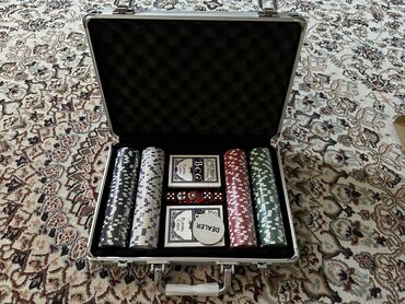 блярдный столь: Покер в металлическом кейсе (карты 2 колоды, фишки 200 шт, 5 кубиков)