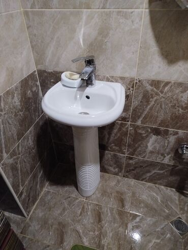 Азиатские унитазы: Pedestalli kiçik ölçülü əl yuma lavabosu - Material: ağ keramika