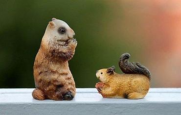 Figure: Set od 2 Vintage SOVE ili dve veverice figurine. Cena za par Dve — 1