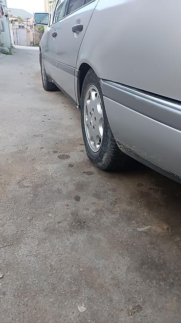 arxa kapot: Mercedes-Benz C 250: 2.5 l | 1994 il Sedan — 4