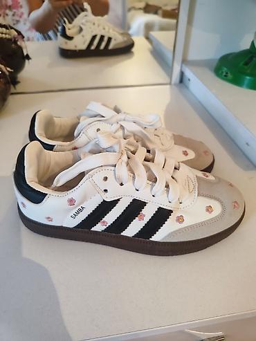 70 сом: Подборка женской обуви: 1) Кроссовки adidas Samba - Модель: Samba - — 1