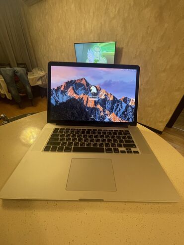 makbuk: Intel Core i7, 8 GB, 15.4 "