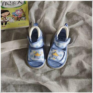 шлепки кроксы: Продается новая детская обувь. Синие сандалии 900с,размер 22 Розовые