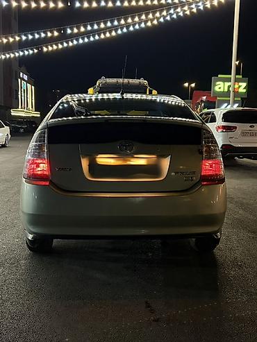 nolyeddi şəkilləri: Toyota Prius (2-ci nəsil) hibrid hetçbek - Gümüş/boz rəngli kuzov, 5 — 2