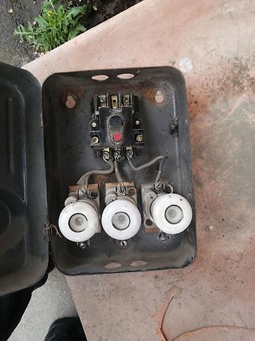 ucuz mal: Sovet istehsalı elektrik paylama qutusu (sigortalı), metal korpusda — 1